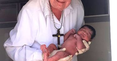 Con la bebé wichí que acaba de traer al mundo en El Divisadero, Formosa.