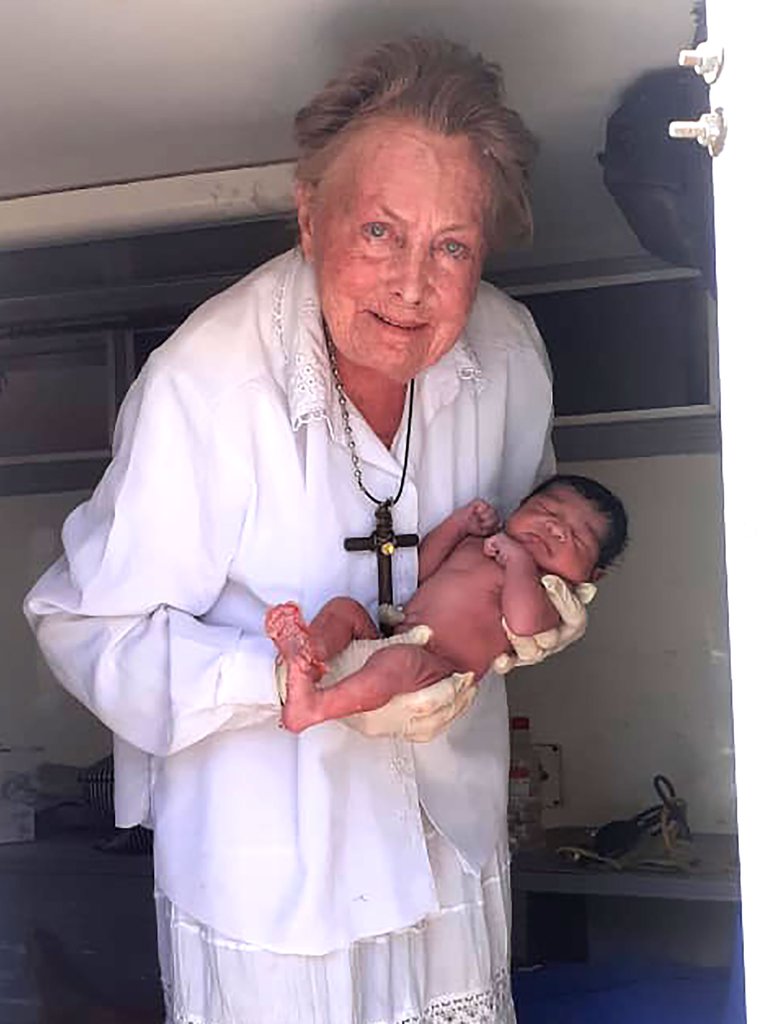 Con la bebé wichí que acaba de traer al mundo en El Divisadero, Formosa.