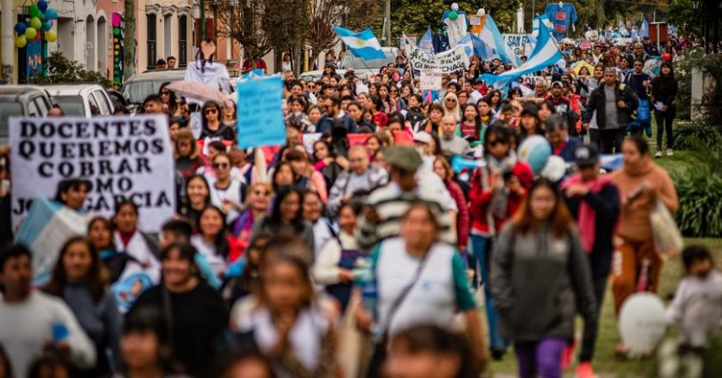 El conflicto docente en Salta entró en su cuarta semana, con un paro y una  multitudinaria marcha - RADIO GREMIAL Bahía Blanca